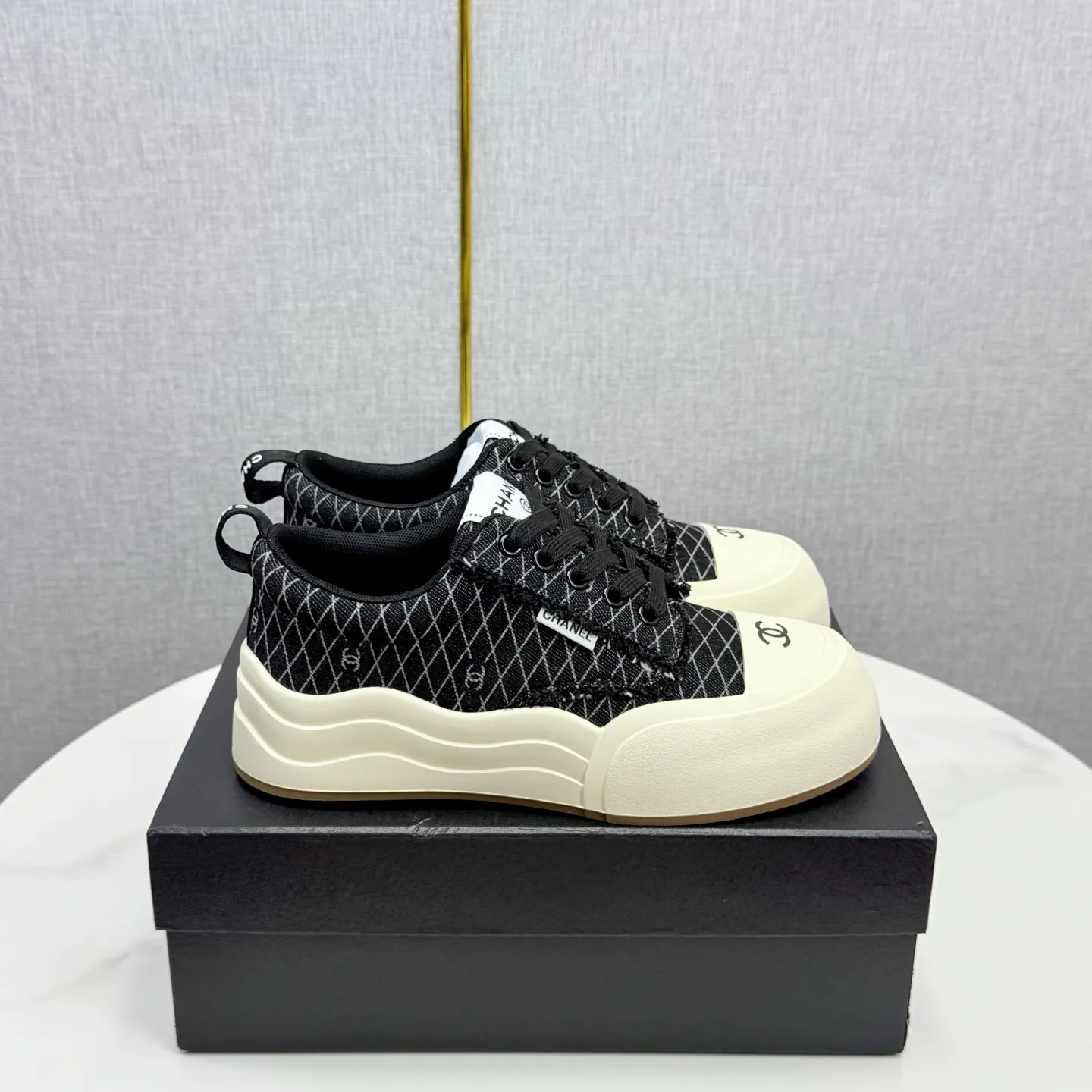👟👟Ex-factory price 600👟👟Chanel Panda Shoes! 2025 counter's top casual sports shoes, this classic design; the upper is in the style of electric embroidery with various techniques; the outsole is fashionable and sporty; the unusual inclusion of a variety of color matching elements... The diversified mix and match is very good-looking and versatile, and can be used for leisure, fashion, sports, and outdoor... ꫛꫀꪝ Go➫ Materials: ❶Upper made of: original imported first-layer silk cowhide + original version waterproof cloth + original first-layer cowhide ❷Inner lining: Original Yangli+wang ❸ Outsole based on: Original TPU combination outsole Counter boutique packaging complete set for women 35–41
